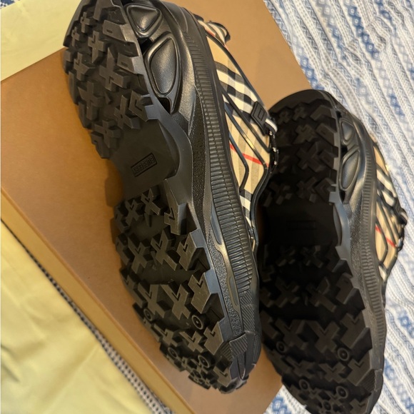 Burberry Black and Cream Sneakers with Bold Pattern - Picture 5 of 10